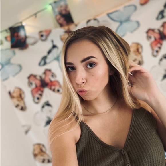 Meet your Posher, Alyssa - Picture 1 of 1